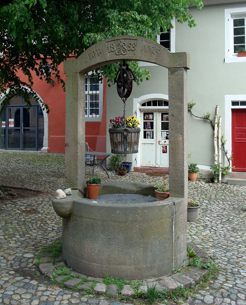 Burkheim am Kaiserstuhl, historischer Brunnen von 1858 in der Mittelstadt,, Mai 2010