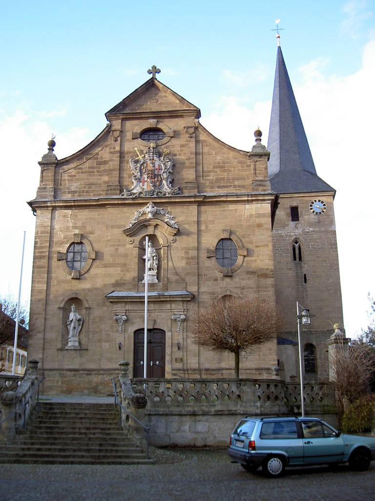 Buttenheim, Pfarrkirche St. Bartholomus, erbaut von 1755 bis 1757 durch Mayer, an der Fassade das Wappen der des Frstbischofs von Stadion-Thannhausen (09.02.2014)