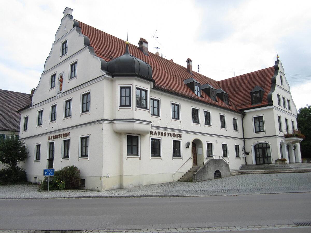 Buttenwiesen, Rathaus am Marktplatz, zweigeschossiger Satteldachbau mit Schweifgiebeln, erbaut im 19. Jahrhundert (13.07.2014)