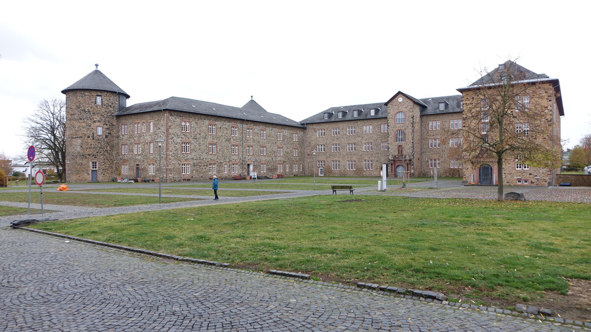 Butzbach, Landgrafenschloss, erbaut von 1609 bis 1610, Westflgel erbaut von 1935 bis 1936, Rundtrme 15. Jahrhundert (01.11.2021)