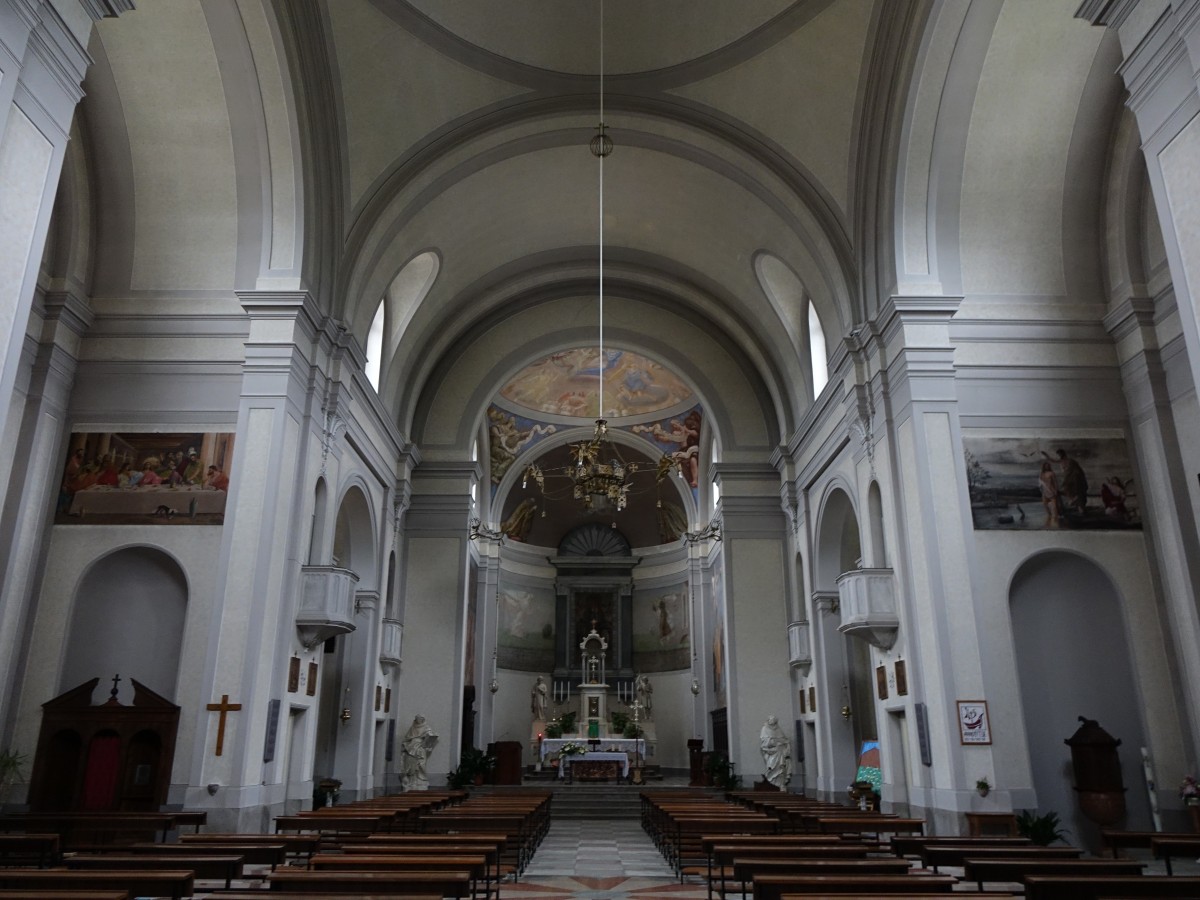 Cadola, Innenraum der Kirche St. Maria del Rosario, Hochaltar mit Statuen von Antonio Mussner, Gemlden von Louis Vardanega (24.09.2015)