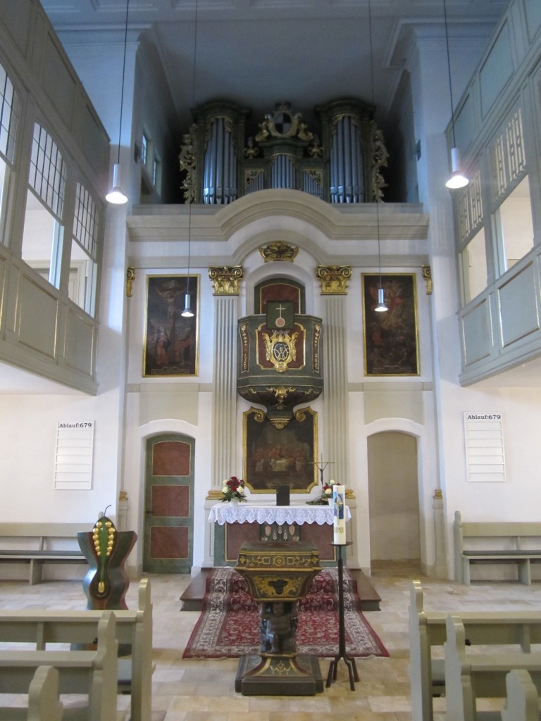 Cadolzburg, Altarwand mit Orgel der Markgrafenkirche St. Ccilia, Taufstein von 1751 (09.02.2014)