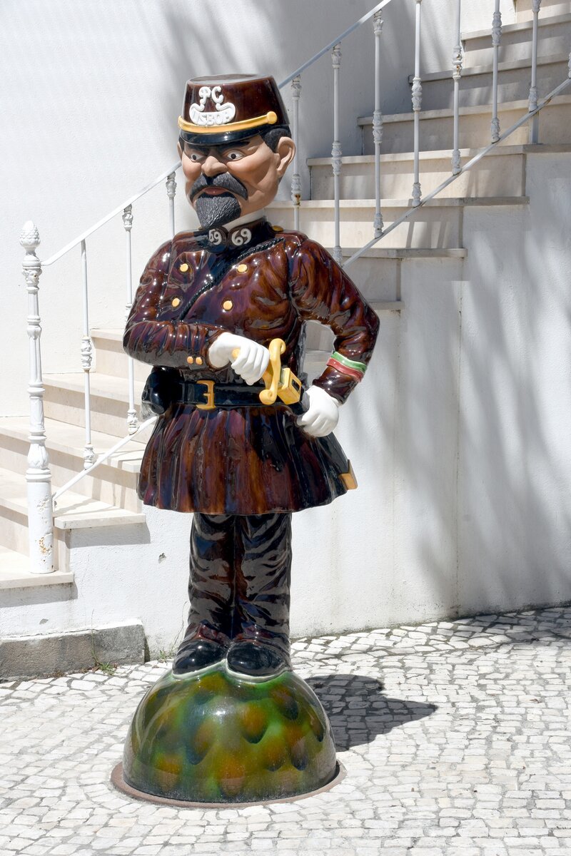 CALDAS DA RAINHA (Concelho de Caldas da Rainha), 15.08.2019, diese Figur soll wohl einen Polizisten aus einer vergangenen Zeit darstellen; sie steht beim Tourismus-Bro an der Praa da Republica