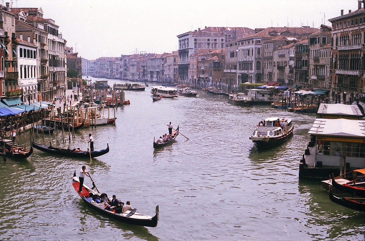 Canal Grande in Venedig. Aufnahme: Juli 1984 (digitalisiertes Negativfoto).