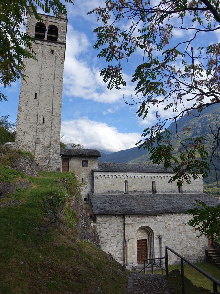 Capo di Ponte, mit der Kirche San Siro steht die lteste erhaltene Kirche des Valcamonica auf einem Felsvorsprung etwas oberhalb von Capo di Ponte, erbaut im 11. Jahrhundert (07.10.2018)