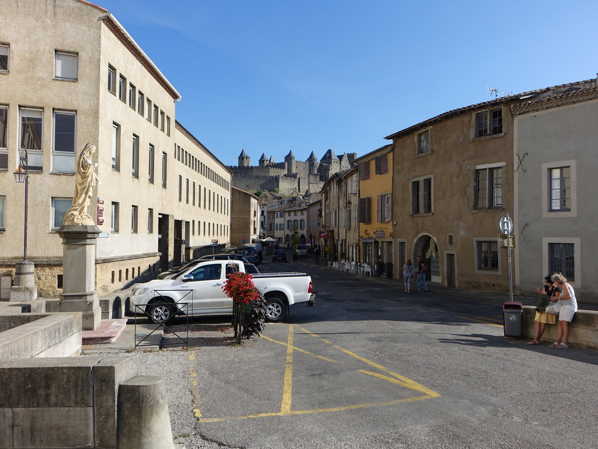 Carcassonne, Huser in der Rue Trivalle und Festungsanlage im Hintergrund (29.09.2017)