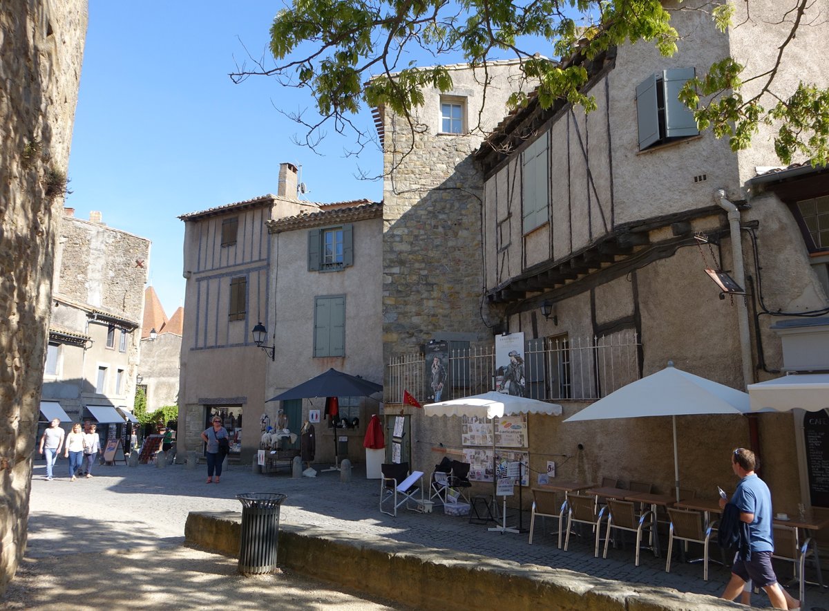 Carcassonne, historische Huser in der Rue Viollet le Duc (29.09.2017)