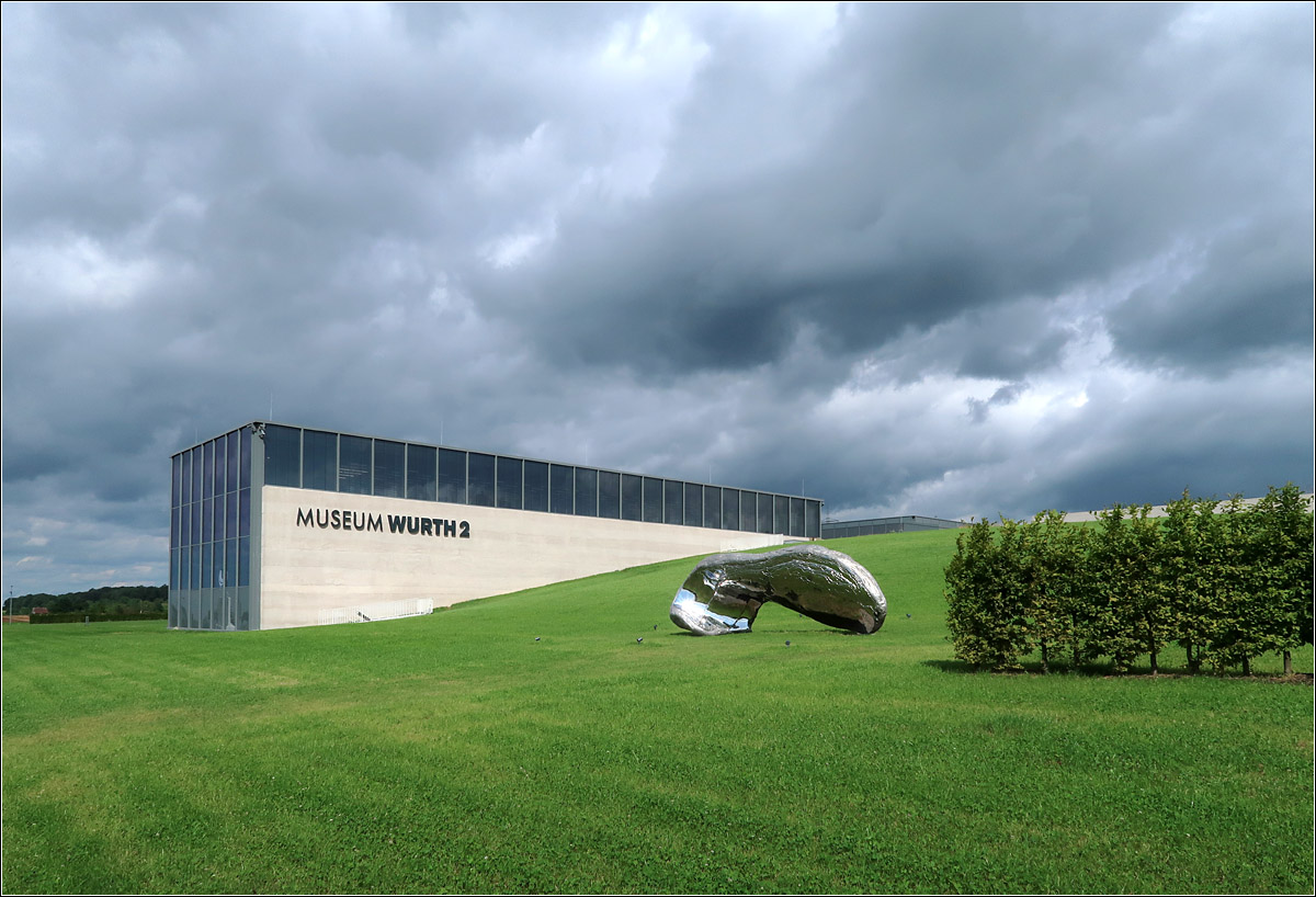 Carmen Wrth Forum mit Wrth Museum 2 -

... Knzelsau-Gaisbach.
Der Bauteil mit den Museumsrumen wurde 2020 fertiggestellt. Zum zweiten Bauabschnitt gehren ein Konferenzbereich, sowie ein Caf und Shop. Auf der Wiese um und ber dem Gebude finden sich verschiedene Skulpturen.

29.07.2021 (M)
