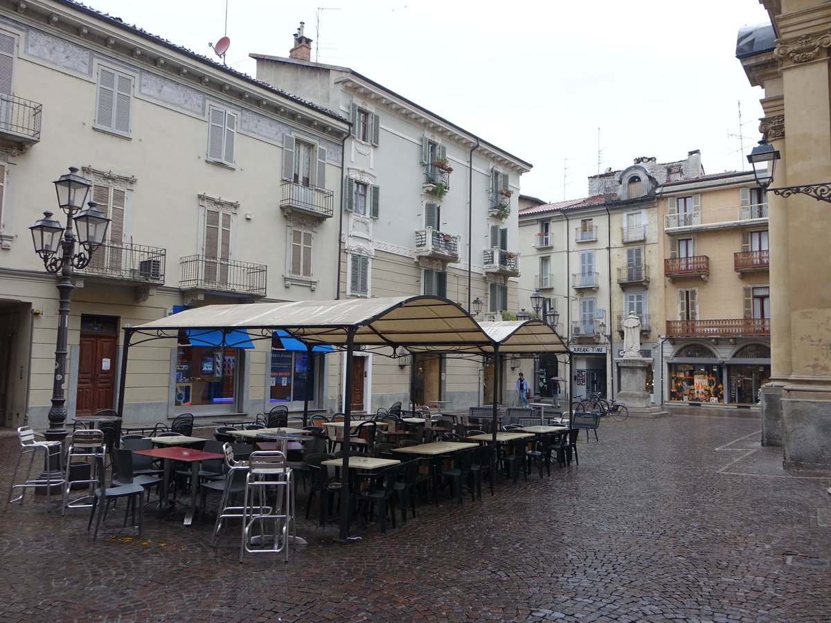 Casale Monferrato, Cafe und Huser an der Piazza Santo Stefano (06.10.2018)