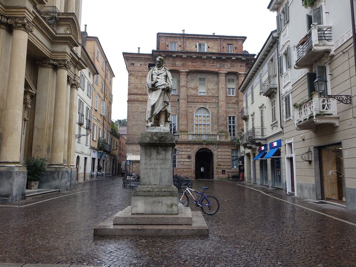 Casale Monferrato, Denkmal fr Luigi Canina an der Piazza Santo Stefano (06.10.2018)