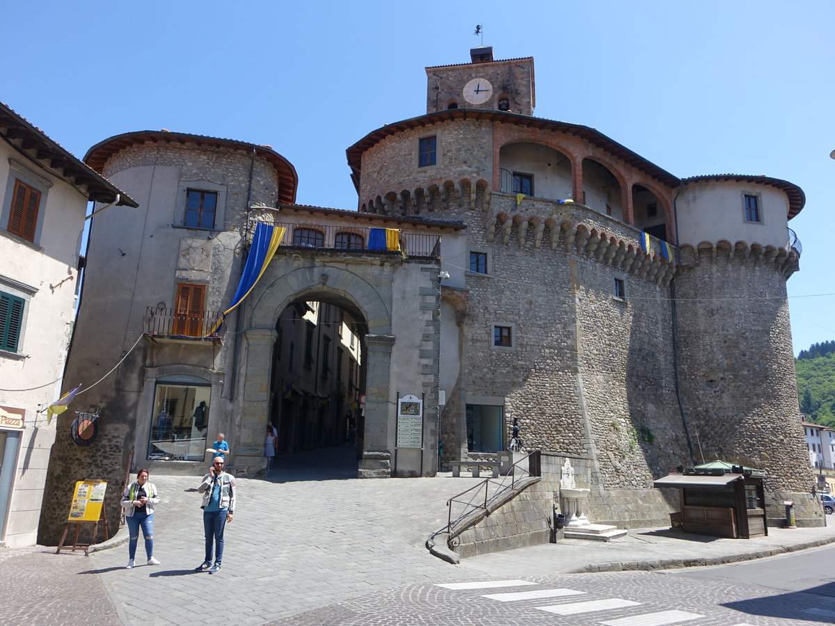 Castelnuovo di Garfagnana, Rocca Ariostesca mit Porta Calcinaia, erbaut im 11. Jahrhundert (16.06.2019)