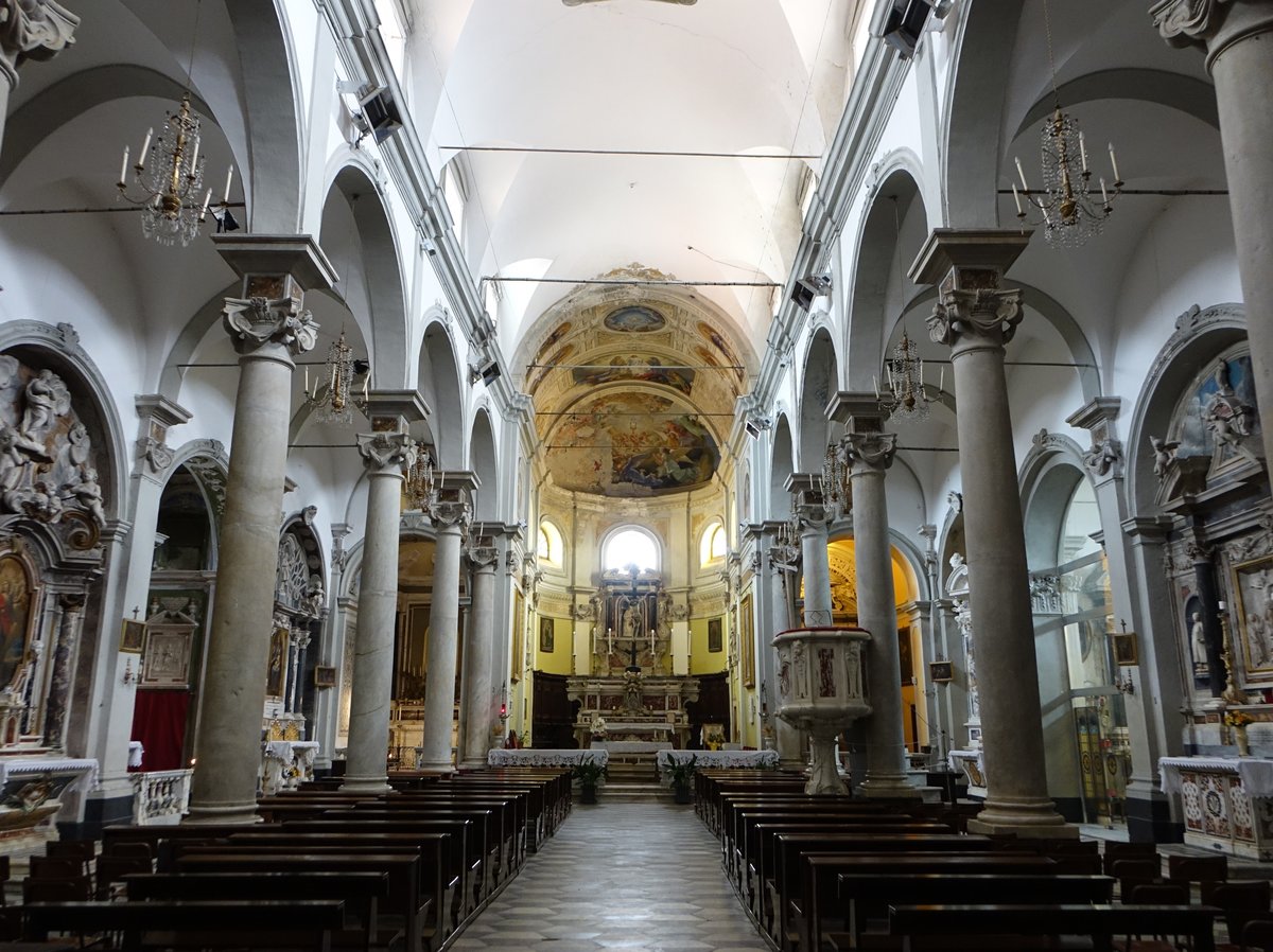 Castelnuovo Magra, barocker Innenraum der Pfarrkirche St. Maria Maddalena, erbaut im 17. Jahrhundert (15.06.2019)