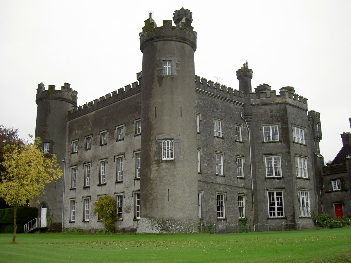 Castlepollard, neugotisches Tullynally Castle, erbaut im 17. Jahrhundert durch den Earl of Longford (14.10.2007)