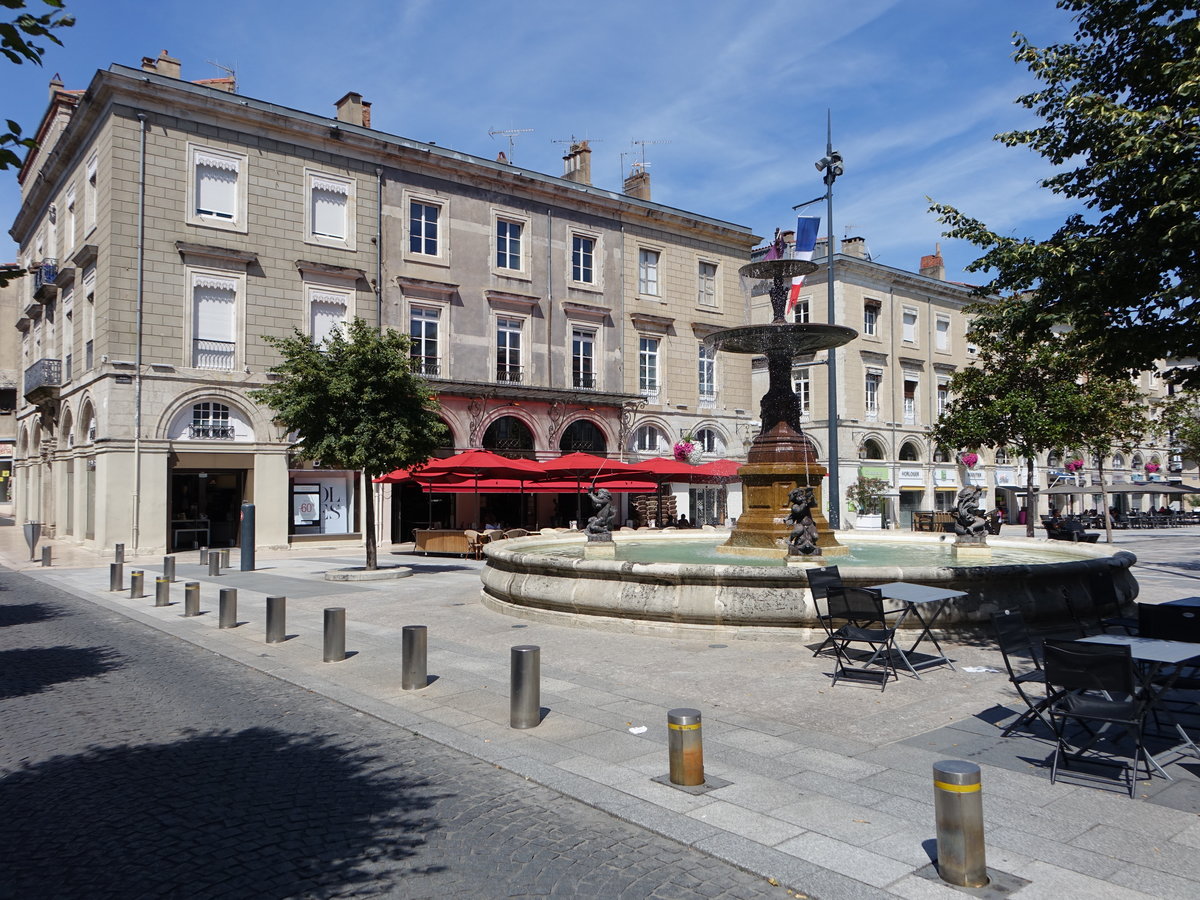 Castres, Brunnen am Place Jean Jauris in der Altstadt (30.07.2018)