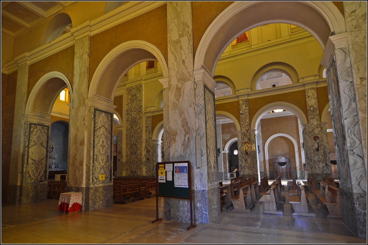 Catanzaro - Etwas nchtern ist das Innere des 1960 wieder aufgestellten Doms, aber dennoch stimmungsvoll. Sommer 2013.