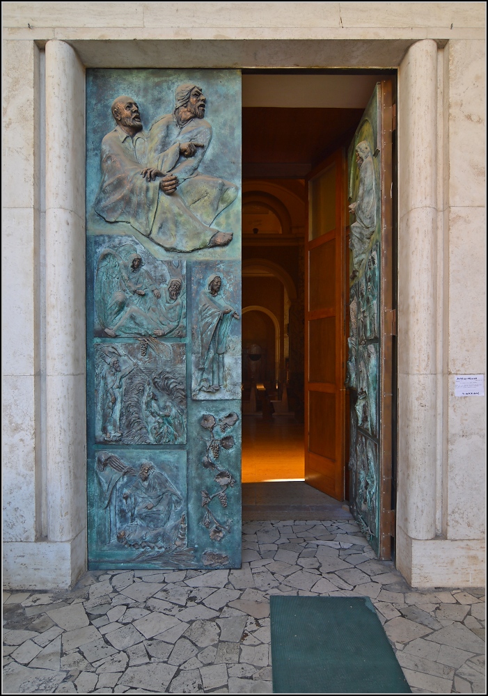 Catanzaro - Kunstvoll gestaltete Eingangstr des Doms. Sommer 2013.