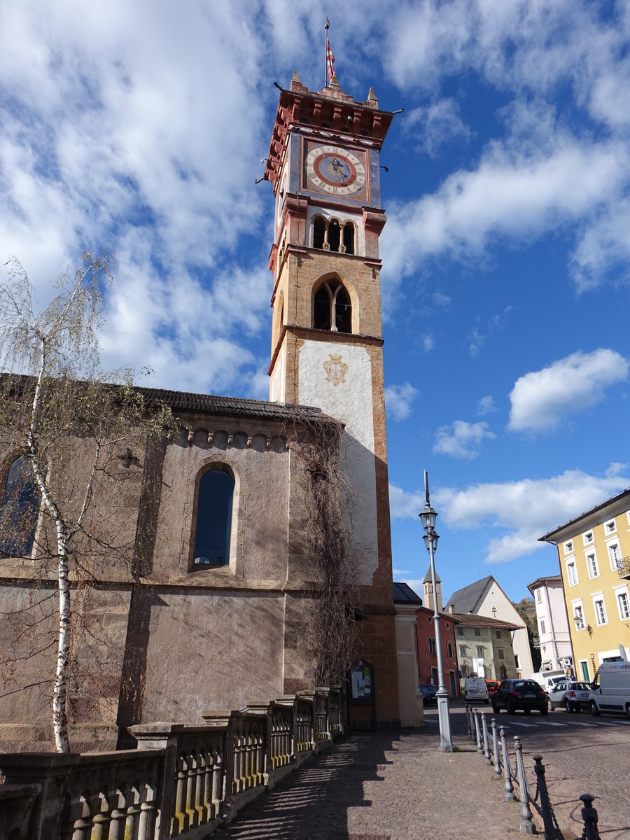 Cavalese, Kirche St. Sebastiano e Fabiano, erbaut 1464, Neubau im 19. Jahrhundert von J. von Stadl, Kirchturm von 1830 (27.10.2017)