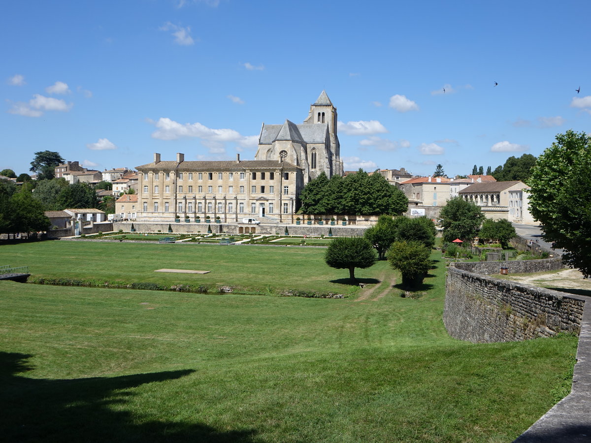 Celles-sur-Belle, Abbaye royale Notre-Dame, knigliche Abtei aus dem 17. Jahrhundert am Jakobsweg (14.07.2017)