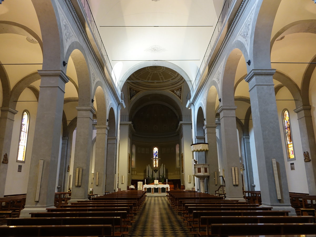 Certaldo, Innenraum der Pfarrkirche San Tommaso, dreischiffige Kirche die durch zwei Reihen runder Bgen getrennt ist (17.06.2019)