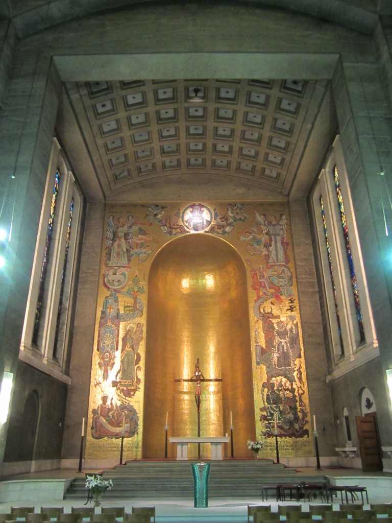 Charleroi, Chor der St. Christopher Kirche mit Mosaik von Jean Ransy (28.06.2014)