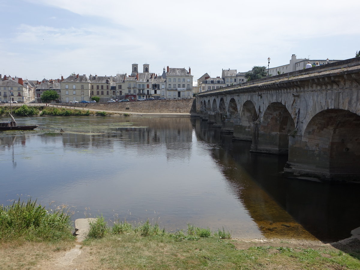 Chatellerault, Pont Henri IV. ber den Fluss Vienne, erbaut Ende des 16. Jahrhundert (08.07.2017)
