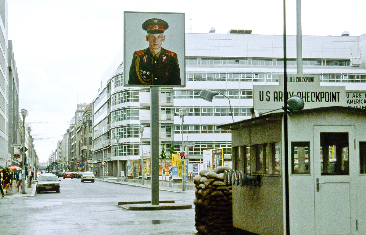 Checkpoint Charlie in Berlin. Bild vom DIa. Aufnahme: Juni 2001.