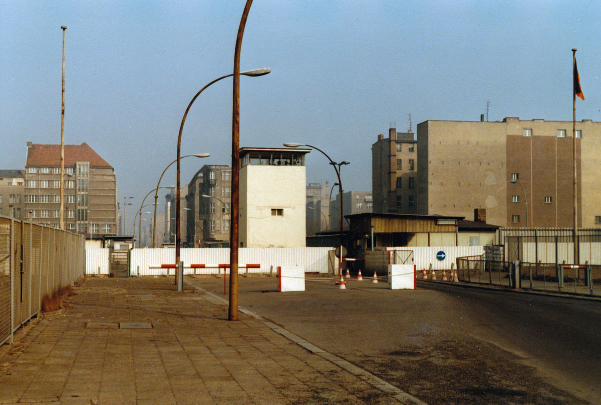 Checkpoint Charlie  zu DDR-Zeiten - der Grenzbergang in Friedrichstrae. Aufnahme: Mrz 1984 (digitalisiertes Negativfoto).