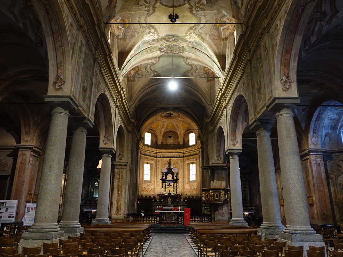 Chiavenna, Kirche San Lorenzo, Kirche mit drei Schiffen, gewlbt durch Sulen, mit sechs Seitenkapellen, erbaut im 18. Jahrhundert (21.09.2018)
