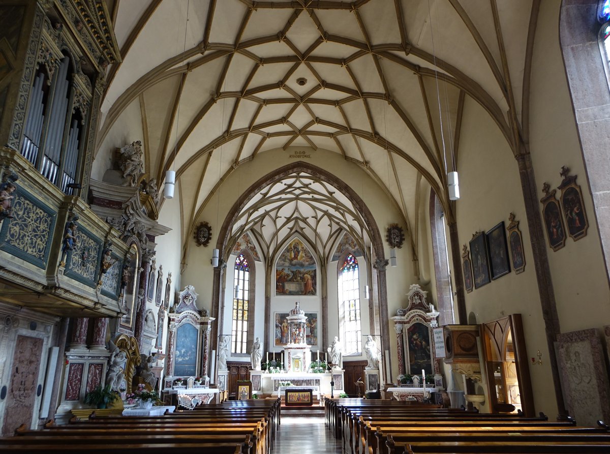 Civezzano, Innenraum mit Altarbildern von J. Bassano in der Pfarrkirche St. Maria Assunta (16.09.2019)