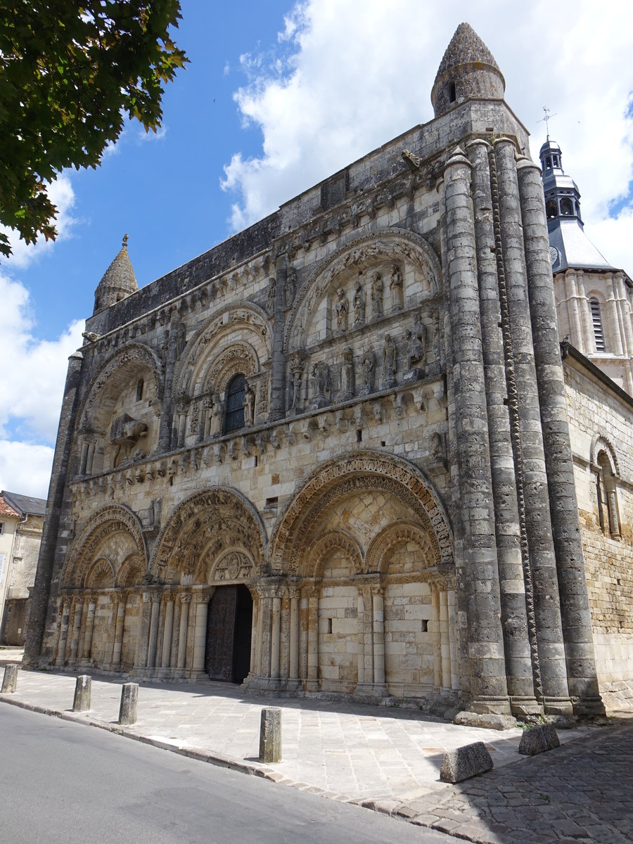 Civray, Prioratskirche Prieur St-Nicolas de Civray, erbaut im 12. Jahrhundert (14.07.2017)