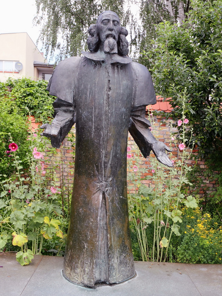 Comenius-Denkmal von 1992 des Bildhauers Josef Vajce im Comenius-Garten, eine ffentlich zugngliche Gartenanlage am Bhmischen Dorf in Berlin-Neuklln am 05. Juli 2017
