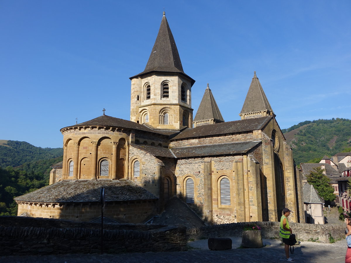 Conques, Abteikirche Sainte-Foy, erbaut im 12. Jahrhundert mit zentralem Glockenturm (30.07.2018)