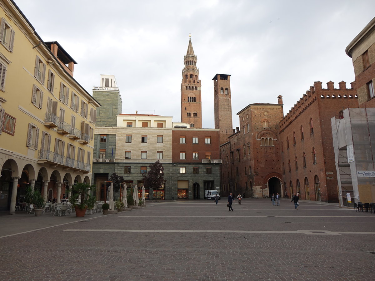 Cremona, Piazza Stradivari mit Torrazzo (10.10.2016)