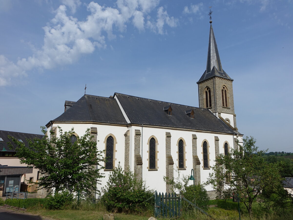 Cruchten, Pfarrkirche St. Bernard in der Rue des Chapelles (19.06.2022)