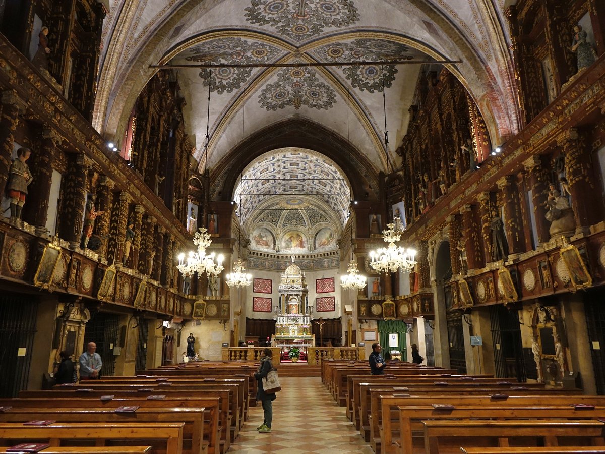 Curtatone, Innenraum der Basilika St. Maria della Grazie, Gemlde von Antonio Maria Viani, seitlich 40 Statuen als Wanddekoration (08.10.2016)