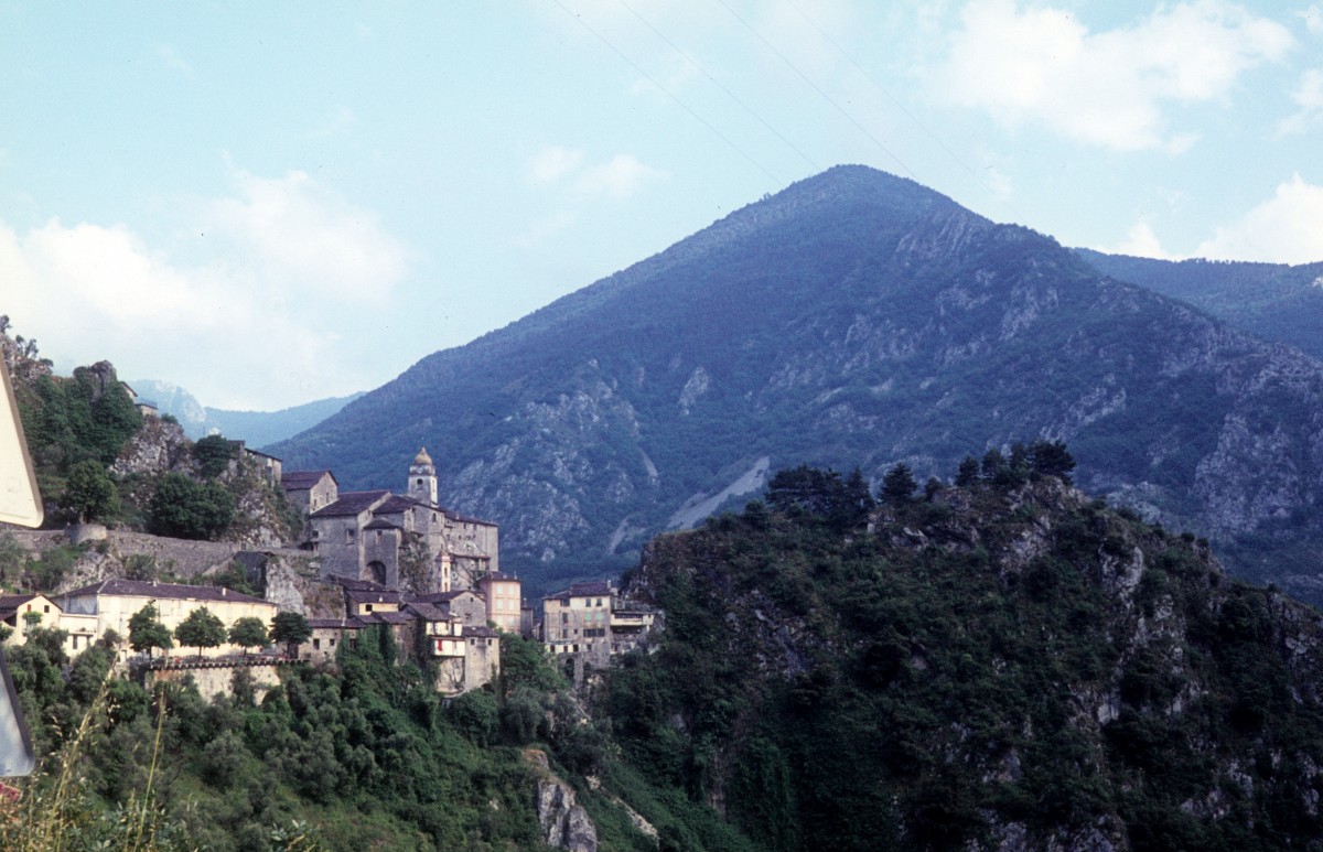 Dpartement: Alpes-Maritimes, Region: Provence-Alpes-Cte d'Azur: Das Dorf Saorge (ca. 450 Einwohner) von der Landstrasse gesehen. Datum: 2. Juli 1972.