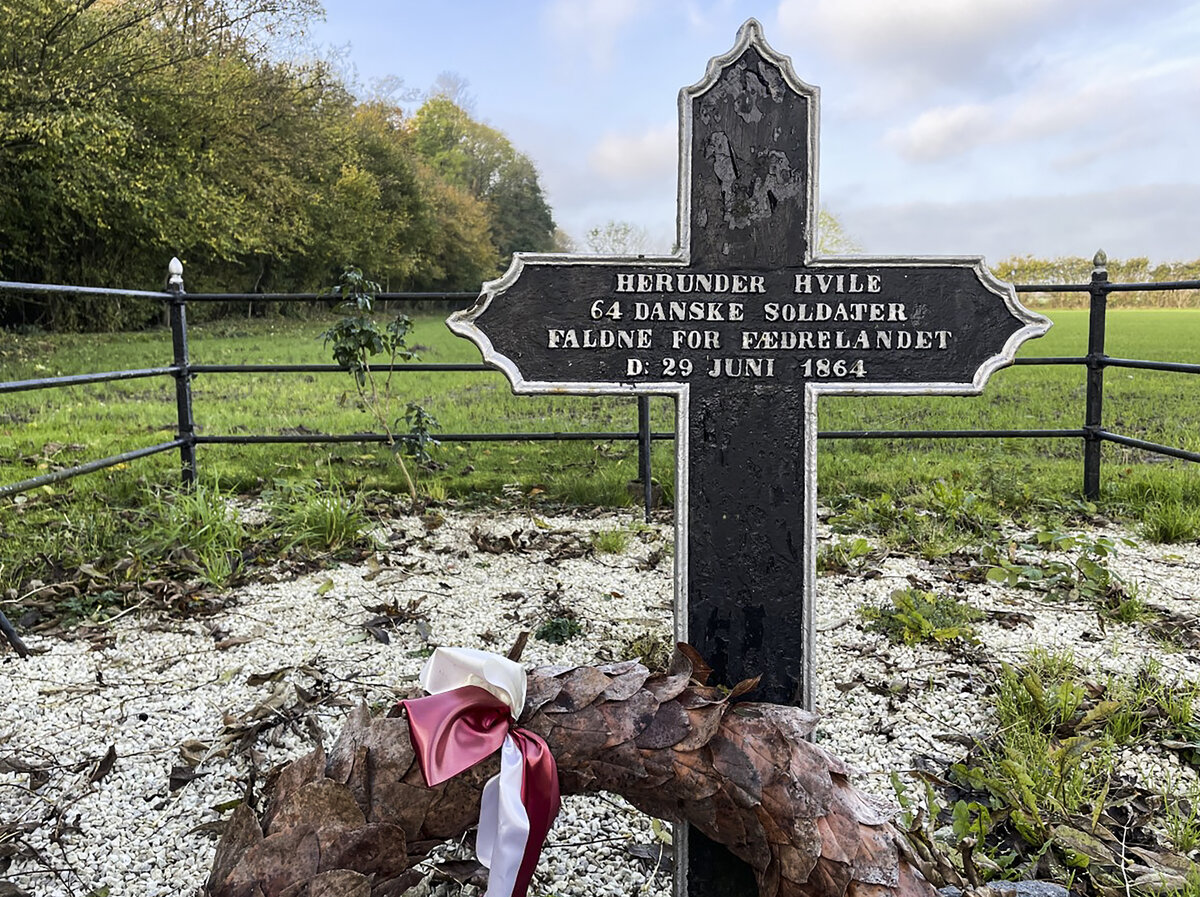 Dnisches Kriegergrab am Arnkiel auf der Insel Alsen. Hier begann die Schlacht um Alsen whrend des deutsch-dnischen Krieges 1864. Aufnahme: 27. Oktober 2021.