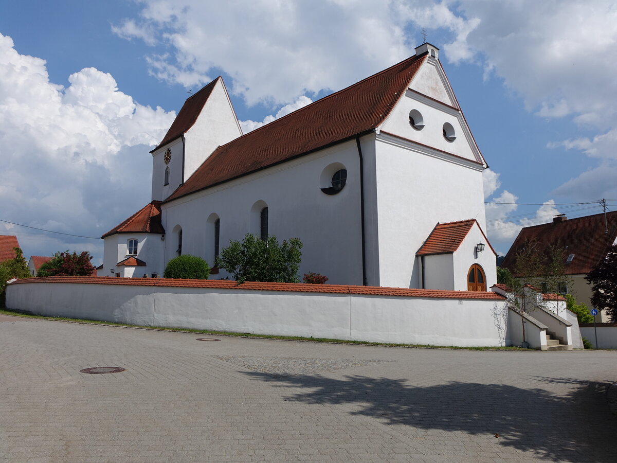 Daiting, Pfarrkirche St. Martin, Chorturmkirche, Kirchturm erbaut 1527, Langhaus erbaut 1735, 1820 nach Westen verlngert (07.06.2015)