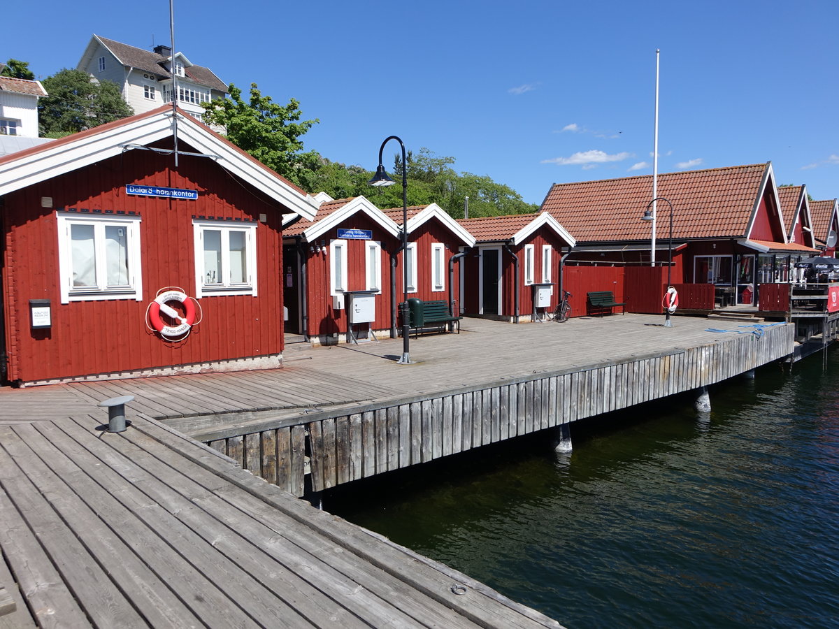 Dalar, Holzhuser und Hafenkontor am Dalar Strandvg (04.06.2018)