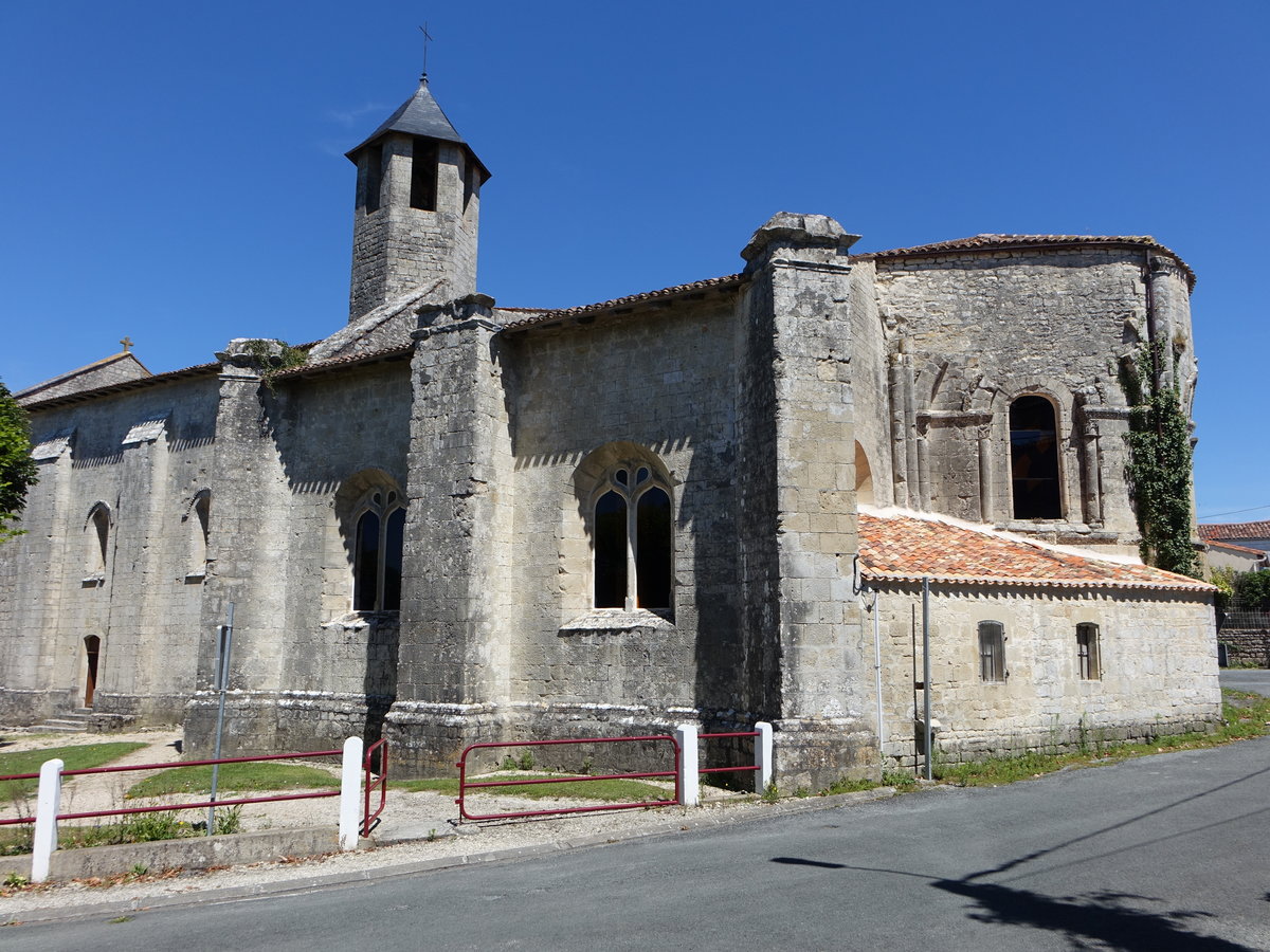 Dampierre-sur-Boutonne, Kirche Saint-Pierre, einschiffige romanische Kirche, erbaut im 12. Jahrhundert (15.07.2017)