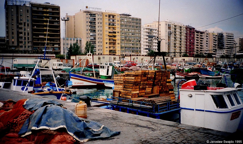 Dank des regen Fhrverkehrs nach Tanger und Ceuta in Nordafrika fungiert die 120.000-Einwohner-Hafenstadt Algeciras als Spaniens grter Passagierhafen. Ansonsten hat die Stadt leider nur wenig zu bieten, und ihr ueres ist berwiegend von hsslichen Wohnblocks geprgt. Okt. 1995.