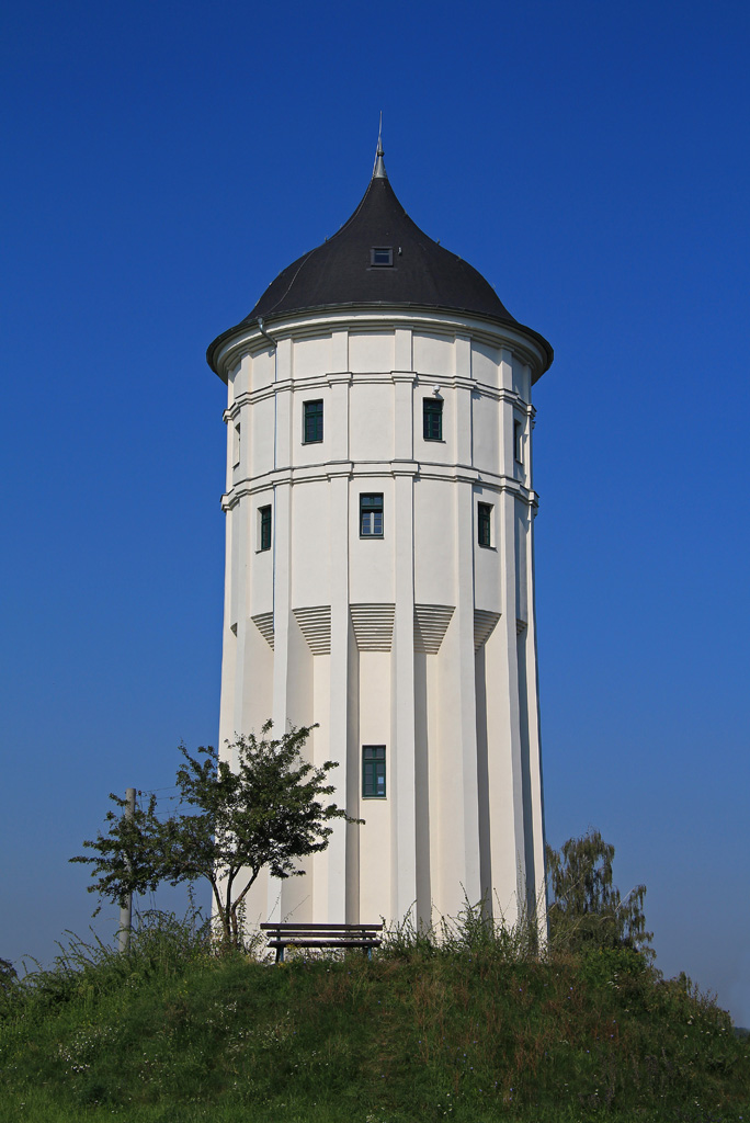 Dank des sehr rhrigen Heimatvereins Rckmarsdorf e.V. erstrahlt der Wasserturm auf dem Wachberg in Leipzig-Rckmarsdorf in neuem Glanz, August 2016. 