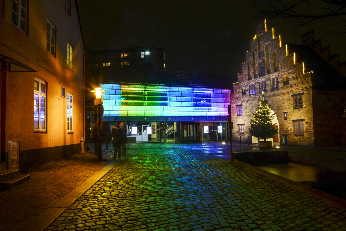 Dank der neuen LED-Technik kann nun die komplette Fassade der Flensburger Phnomenta zum Leuchten gebracht werden – und zwar mit frei whlbaren Motiven. Aufnahme 1. Dezember 2020.