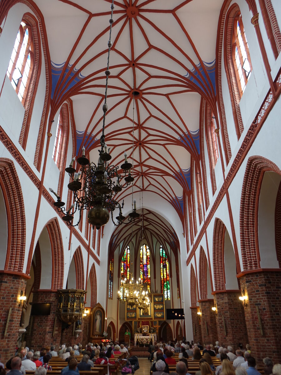 Darlowo / Rgenwalde, Innenraum der Pfarrkirche St. Marien, Altarbild „Christus stillt den Sturm“ von Professor Hausmann (01.08.2021)