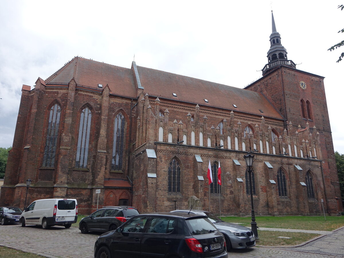 Darlowo / Rgenwalde, Pfarrkirche St. Marien, gotische dreischiffige Basilika, erbaut im 14. Jahrhundert (01.08.2021)