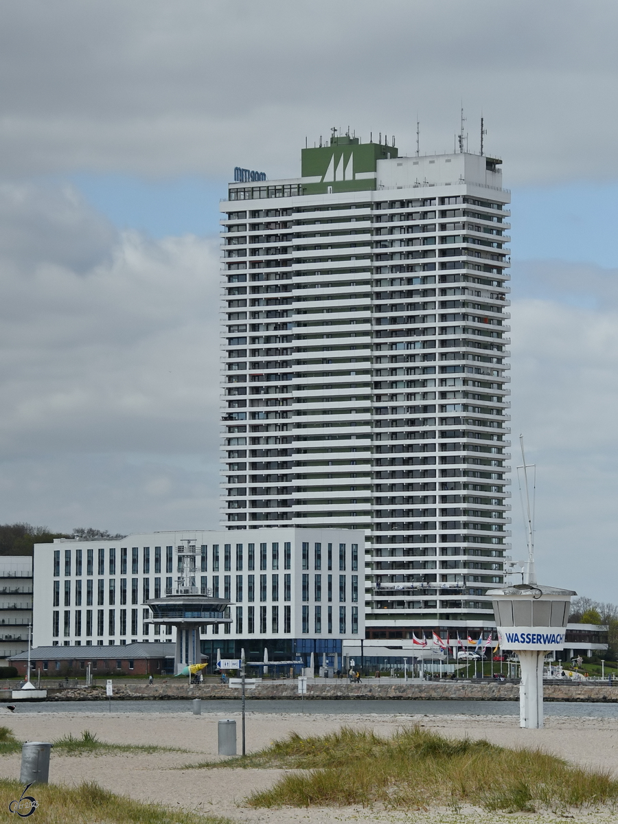 Das 119 Meter hohe Maritim-Hochhaus in Travemnde wurde 1974 fertiggestellt und beherbergt neben einem Vier-Sterne-Hotel auch ca. 320 Wohnappartements. (Mai 2023)