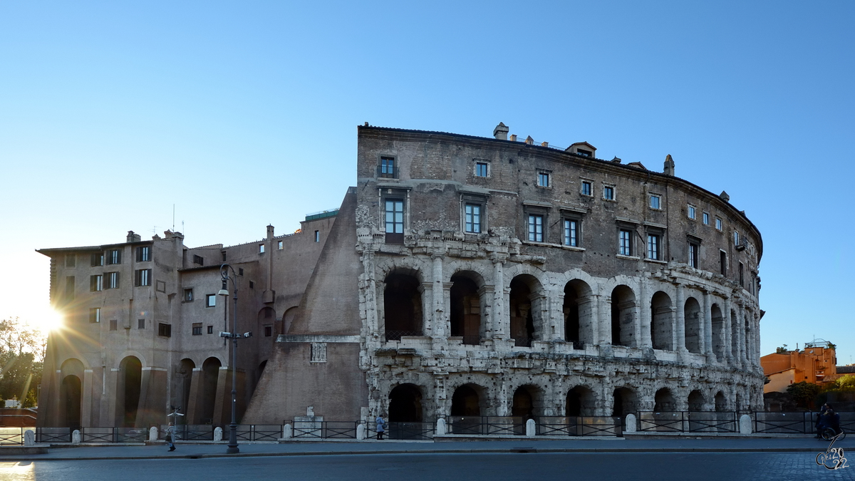 Das 13 vor Christus vollendete Marcellustheater war ein Theater im antiken Rom, welches heute noch in Form eines Wohnhauses existiert. (Dezebber 2015)