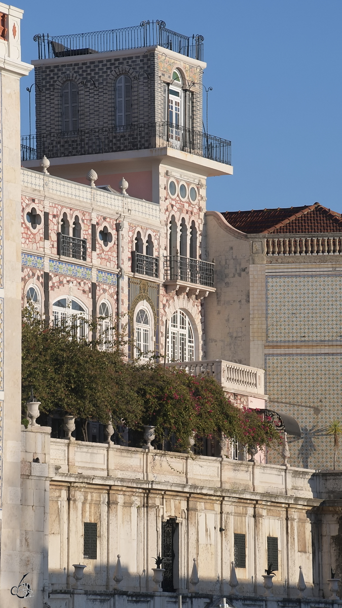 Das im 19. Jahrhundert im neomaurischen Stil erbaute Apartmenthotel Palacete Chafariz D'El Rei befindet sich in Ufernhe des Tejo. (Lissabon, Januar 2017)