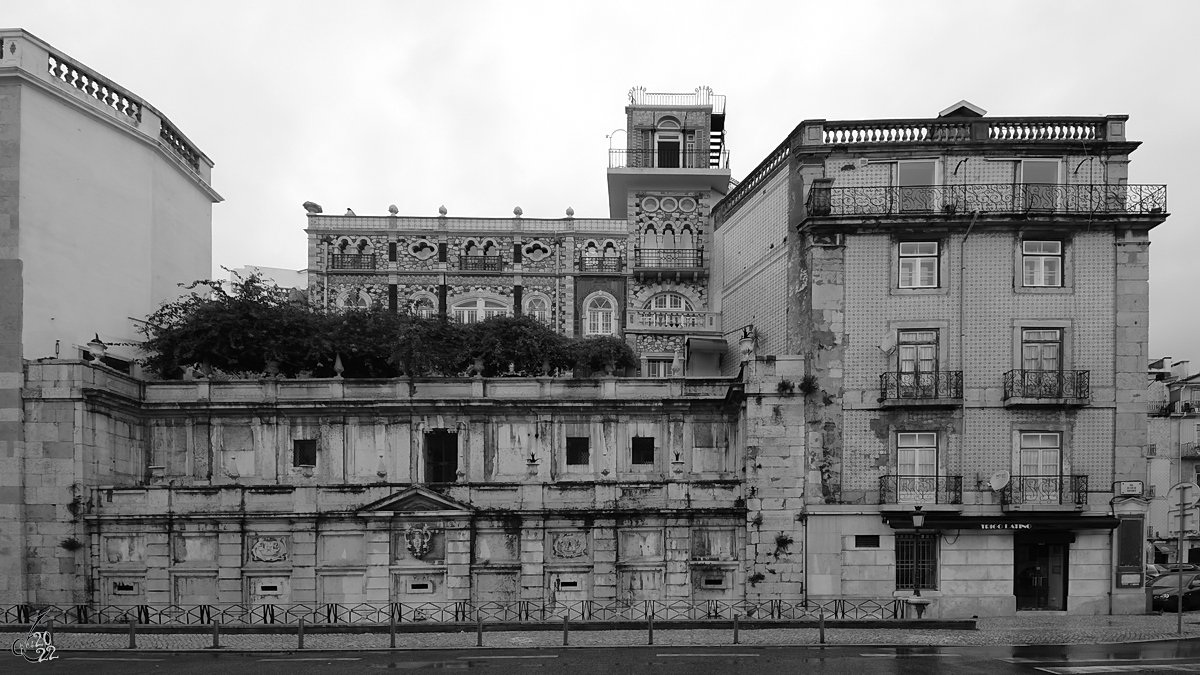 Das im 19. Jahrhundert im neomaurischen Stil erbaute Apartmenthotel Palacete Chafariz D'El Rei befindet sich in Ufernhe des Tejo. (Lissabon, Dezember 2016)