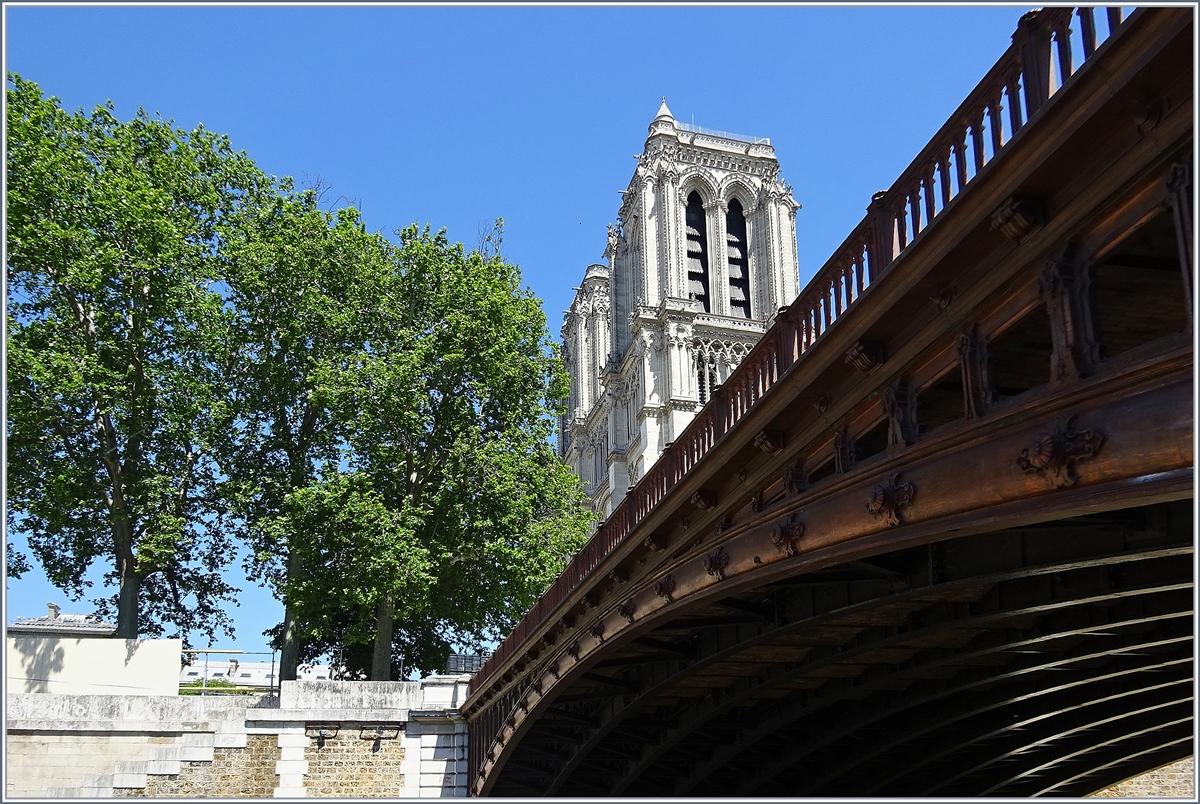 Das abhandengekommene von der Pont du Double verdeckt, ragen die beiden Trme der Notre Dame von Paris in den blauen Himmel. 

15. Mai 2019